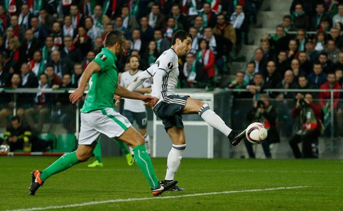 Hernik Mchitarjan střílí gól v zápase Evropské ligy mezi St. Étienne a Manchesterem United.