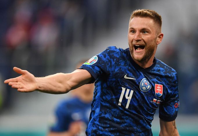 Milan Škriniar slaví svůj gól na 2:1 v zápase Slováků proti Polsku na Euru 2021.