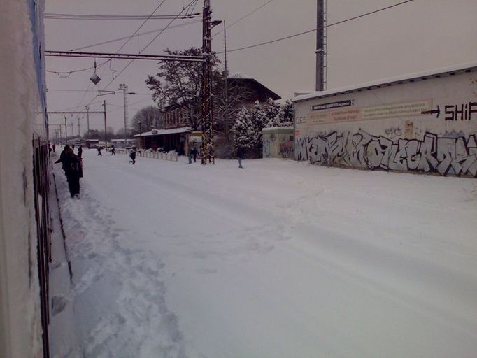 Nádraží Hostivař, vlaky 90min zpoždění směrem do Prahy. Kdepak asi jsou koleje?