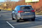 V Česku se však Rusové po silnicích běžně prohánějí s falešnými značkami. Na snímku jede BMW s neplatnou SPZ po Rozvadovské spojce.