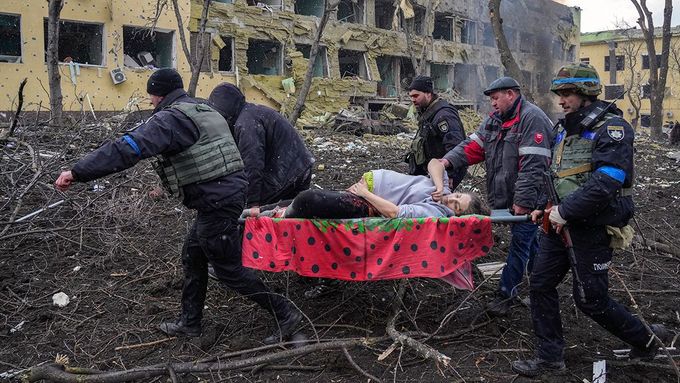 World Press Photo vyhrál ukrajinský fotograf Maloletka. Zachytil utrpení v Mariupolu