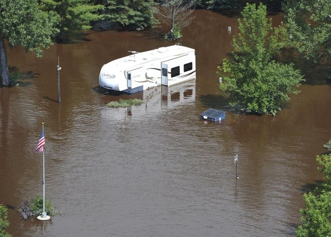 Severely flooded areas of Fond du Lac, Minnesota are seen in this June 24, 2012, U.S. Coast Guard aerial handout photograph, made available on June 25. Duluth officials on Thursday estimated damage at up to $80 million just to the city's public infrastructure from the flood that swamped the northeast Minnesota city and nearby communities this week. The flooding, which left huge sinkholes and ripped up dozens of roads, also forced hundreds of people from their homes and killed several zoo animals. Picture taken June 24, 2012. REUTERS/Matthew Schofield/U.S. Coast Guard photo/Handout (UNITED STATES - Tags: DISASTER ENVIRONMENT TPX IMAGES OF THE DAY) FOR EDITORIAL USE ONLY. NOT FOR SALE FOR MARKETING OR ADVERTISING CAMPAIGNS. THIS IMAGE HAS BEEN SUPPLIED BY A THIRD PARTY. IT IS DISTRIBUTED, EXACTLY AS RECEIVED BY REUTERS, AS A SERVICE TO CLIENTS Published: Čer. 25, 2012, 2:57 odp.