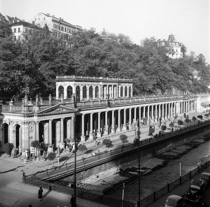 Mlýnská kolonáda v roce 1947. Archivní fotografie z lázní v Karlových Varech.