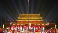 Do olympiády zbývá rok. Slavnostní ceremoniál se nesl v tradičním čínském duchu.