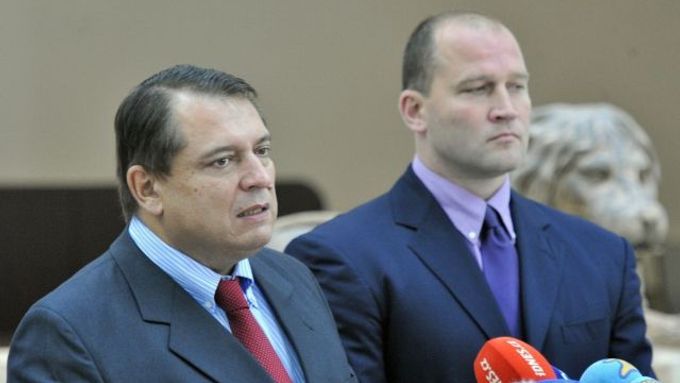 Snímek ze čtvrtka, kdy Jiří Paroubek a Jiří Šlégr oznámili odchod z ČSSD.