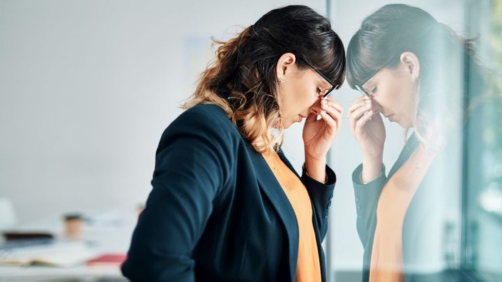 Ženy snáší pandemii hůře, u mužů roste chuť pomáhat druhým, zjistila studie