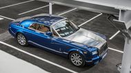 Značka Rolls-Royce zatím oficiální zastoupení v České republice nemá. To znamená, že například pro tento krásný Phantom Coupe musíte třeba do Drážďan. Vše se ale má brzy změnit.