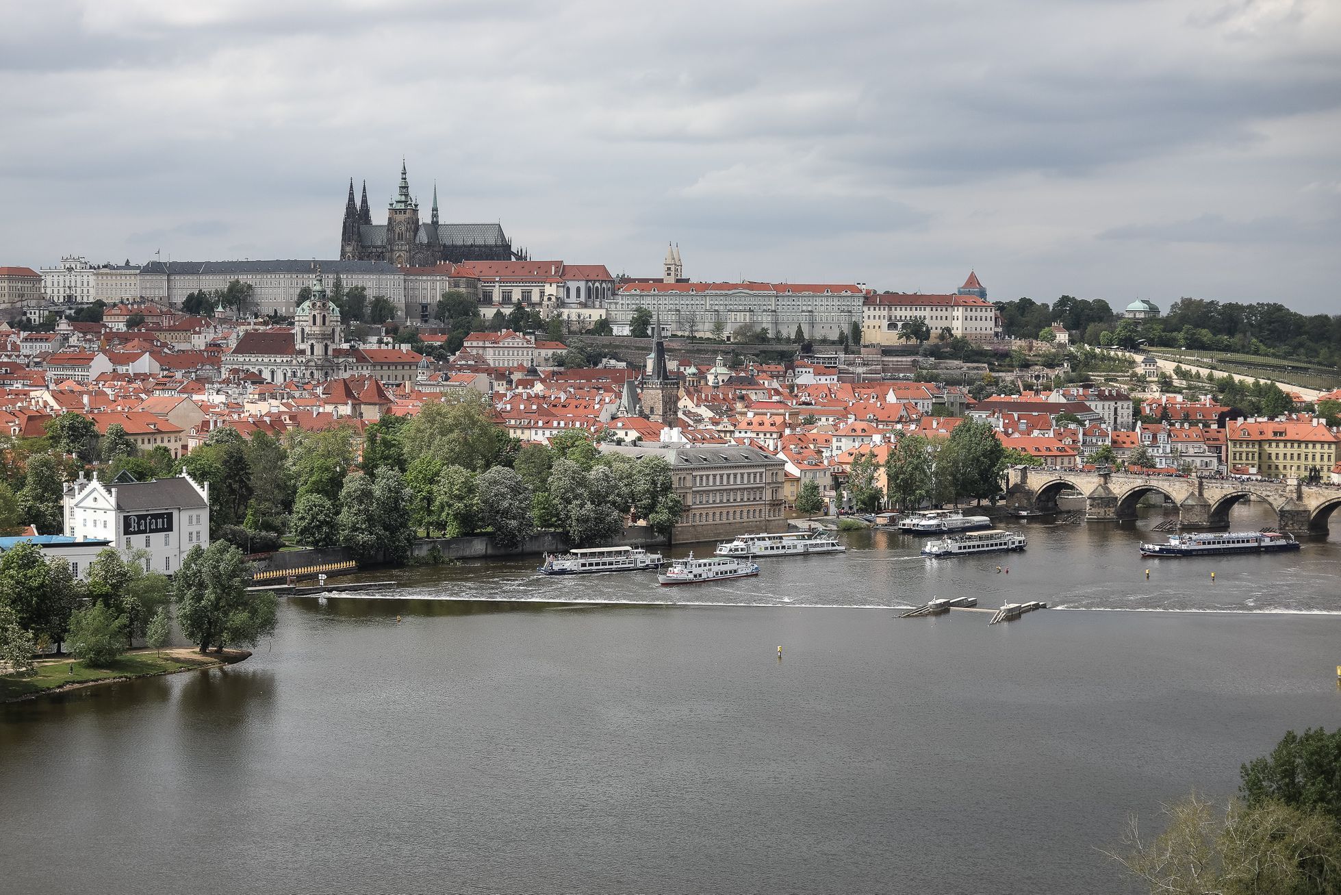 Praha, panorama, Pražský hrad, Vltava - Výhledy z pražských střech - Národní divadlo
