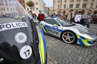Policejní Ferrari nutí řidiče k přestupkům. Jeho provoz se prý ale osvědčil