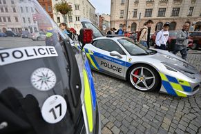 Policejní Ferrari nutí řidiče k přestupkům. Jeho provoz se prý ale osvědčil