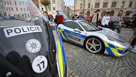 Policejní Ferrari nutí řidiče k přestupkům. Jeho provoz se prý ale osvědčil
