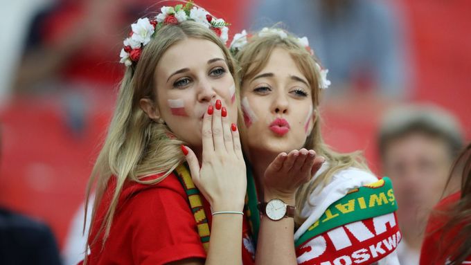 Nejen tyto polské fanynky jsou ozdobou hledišť zápasů právě probíhajícího turnaje .