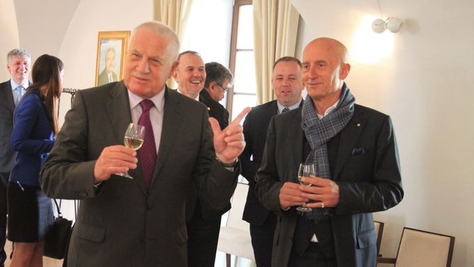 Podnikatel a senátor Ivo Valenta (vpravo) v době, kdy pozval do svého regionu exprezidenta Václava Klause