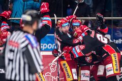 Posledním postupujícím je Hradec. V semifinále narazí na Třinec, Plzeň jde na Kometu