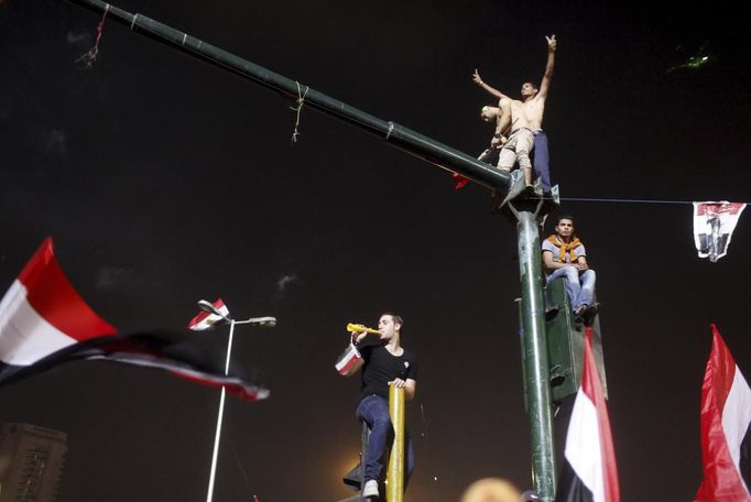 Anti-Mursi protesters celebrate in Tahrir square after the announcement of the removal from office of Egypt's deposed President Mohamed Mursi in Cairo, July 3, 2013. Mursi, toppled by the military on Wednesday, is being held by the authorities, a Muslim Brotherhood spokesman and a security official said on Thursday. REUTERS/Asmaa Waguih (EGYPT - Tags: POLITICS CIVIL UNREST) Published: Čec. 4, 2013, 12:31 dop.