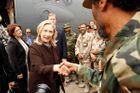Clintonová přiletěla do Libye, jedná s povstalci