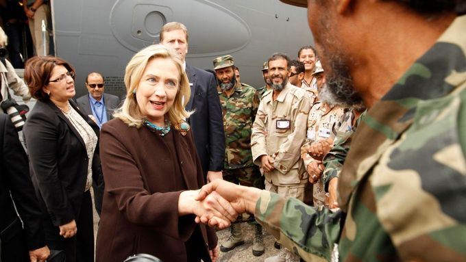 Americká ministryně zahraničí Hillary Clintonová přiletěla na překvapivou návštěvu Libye.