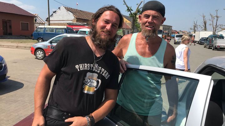 Neodjedu, dokud neopravíme všechny střechy, říkají řemeslníci. A shání dobrovolníky; Zdroj foto: Radek Bartoníček