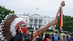 Protest před Bílým domem během oslav Dne domorodého lidu.