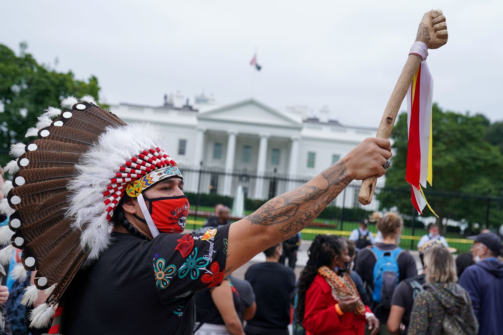 Protest před Bílým domem během oslav Dne domorodého lidu.