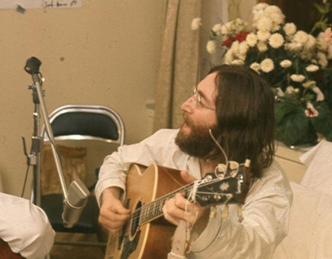 1969: John Lennon nahrává píseň "Give Peace A Chance".