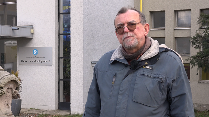 "Přežije jen minuty." Vědec popisuje, co se s virem začne dít při teplejším počasí