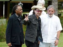 Schůzka mezi koncerty. Bono z U2 jednal během tour po Latinské Americe s prezidentem Brazílie Luizem Lulo da Silvou (vpravo).