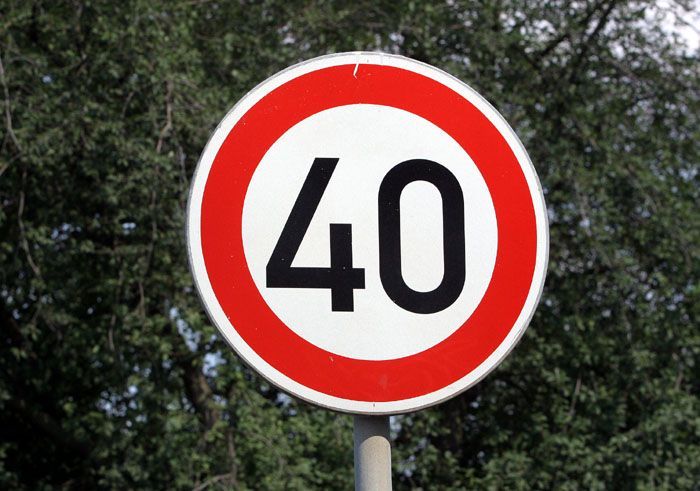 Značka omezení rychlosti na 40 km/h