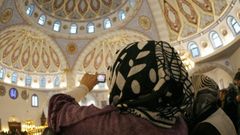 Návštevkyně nové mešity v Duisburgu, největší v Německu, si fotí její interiér