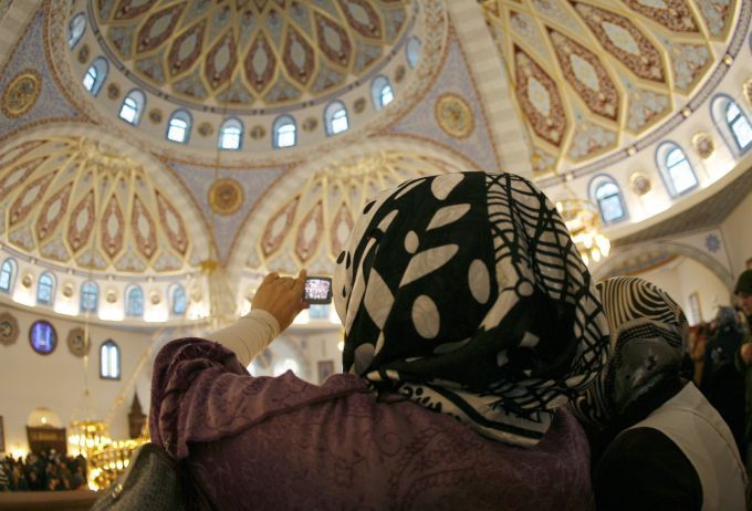 Návštevkyně nové mešity v Duisburgu, největší v Německu, si fotí její interiér