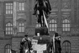"7. listopadu byl pátek a lidé se o masakru na Národní třídě dozvídali během víkendu, kdy se v divadlech a na vysokých školách zakládaly stávkové výbory a v neděli 19. listopadu bylo v Činoherním klubu založeno legendární Občanské fórum. V pondělí a další dny už bylo plné Václavské náměstí a na schodech u sochy sv. Václava se v projevech střídali studenti, herci, a do té doby neznámí lidoví tribuni," popisuje události Jaroslav Kučera.