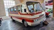 V historii Mazdy se objevuje i celá řada netradičních aut s Wankelovým motorem. Třeba autobus Parkway, produkovaný v letech 1974 až 1976, s výkonem 100 kW a maximální rychlostí až 120 km/h. Moc rychlejších autobusů v té době neexistovalo. Nabízely se dvě verze - standardní s 26 místy a luxusnější s poloviční kapacitou.