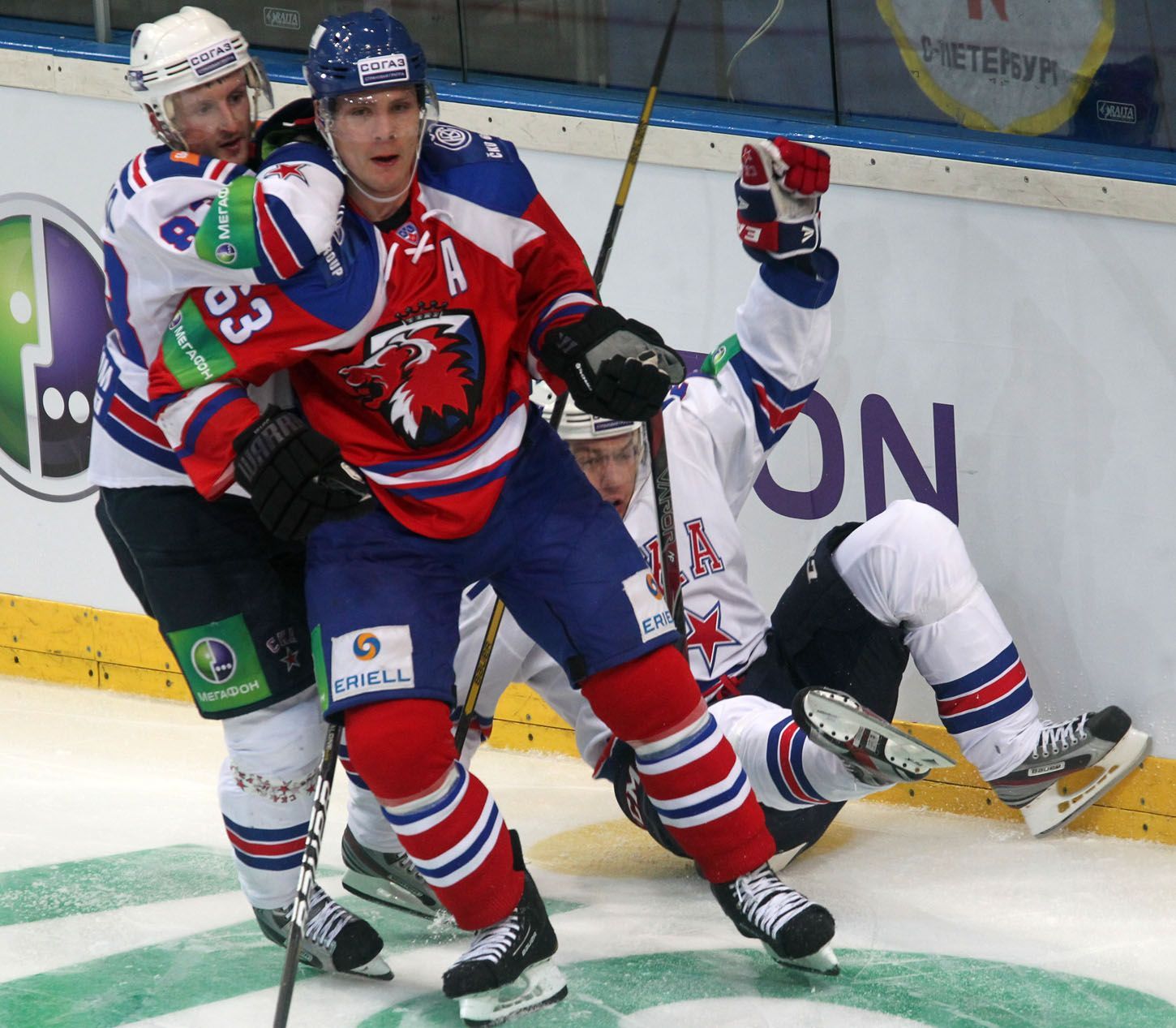 Hokejista Lva Praha Ondřej Němec v souboji s Glebem Klimenkem v utkání KHL proti SKA Petrohradu.