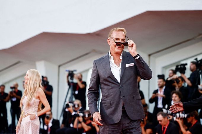 Kevin Costner na benátském festivalu.