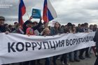 Ruská policie při demonstracích zadržela téměř 300 lidí, nejvíc se zatýkalo v Petrohradě