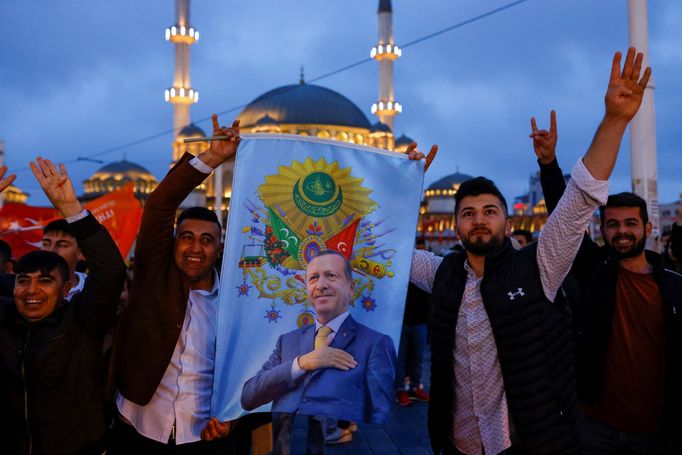 Voliči tureckého prezidenta Erdogana v Istanbulu.