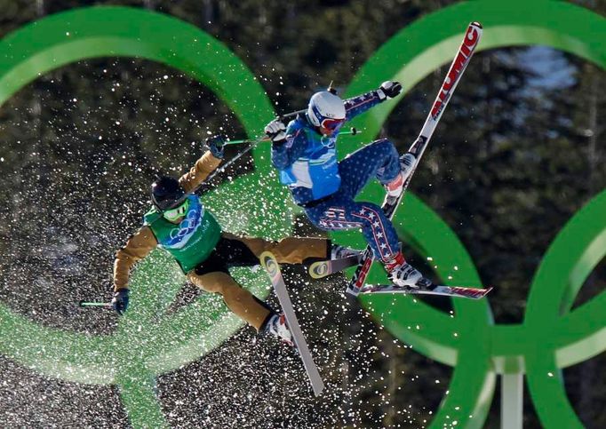 Francouz Ted Piccard (vlevo) a Američan Daron Rahlyes do sebe naráží v průběhu osmifinále ve freestylovém lyžování na Cypres Mountain v rámci Zimních olympijských her ve Vancouveru 2010.