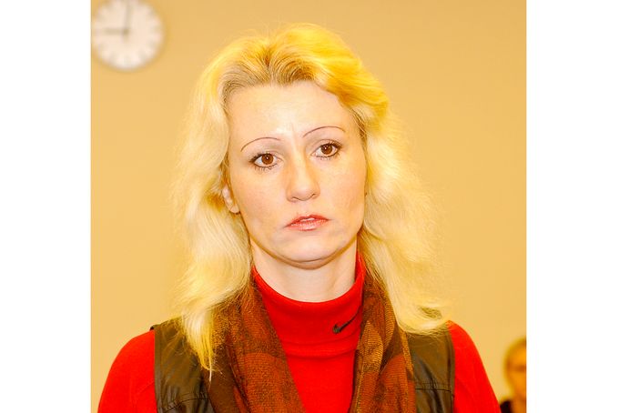 Jaroslava Fabiánová u Vrchního soudu v Praze, kde si v lednu 2005 vyslechla potvrzení doživotního trestu za dvě vraždy a další trestné činy .