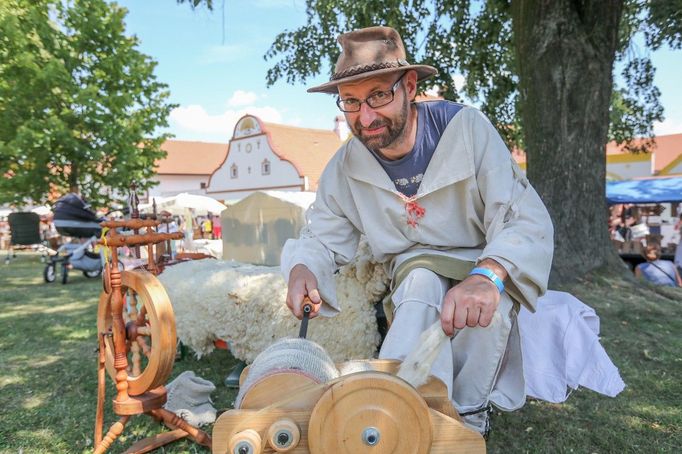 Kromě Selských slavností se v Holašovicích tradičně koná slavnost slunovratu a keltská ohňová noc a také představení Prodaná nevěsta (archivní fotografie).