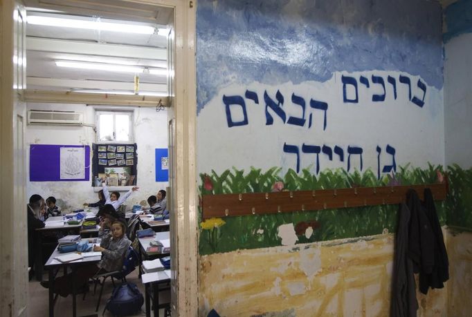 Ultra-Orthodox Jewish youths take part in a lesson at a boys school in Jerusalem's Mea Shearim neighbourhood May 24, 2012. The ultra-Orthodox Jews have gone from being a tiny minority in Israel's mostly secular society to its fastest-growing sector, now about 10 percent of the 7.8 million population. They are exempt from military duty in Israel but draft deferments and state subsidies for the ultra-Orthodox have become a divisive political issue in Israel, where the government must decide a new law by August to ensure more of them do military service. Picture taken May 24, 2012. REUTERS/Ronen Zvulun (JERUSALEM - Tags: RELIGION POLITICS EDUCATION MILITARY) ATTENTION EDITORS - PICTURE 11 OF 21 FOR PACKAGE "ISRAEL'S ULTRA-ORTHODOX". SEARCH "ULTRA-ORTHODOX" FOR ALL PICTURES Published: Čec. 6, 2012, 10:02 dop.