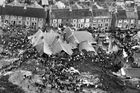 Aberfan, 21. října 1966.Celá budova školy byla doslova pohřbena pod více než 110 tisíci tun bahnité hmoty – kalového odpadu ze skládky místního uhelného dolu. Zemřelo 144 lidí, 116 z nich byly děti.