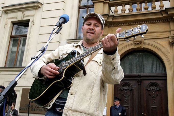 Organizátor akce Zbyněk Horváth zazpíval před vládou dvě své písně.