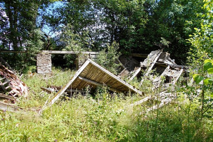 Fotografie zachycují areál usedlosti Pohádka u Čachrova přibližně před 10 lety.
