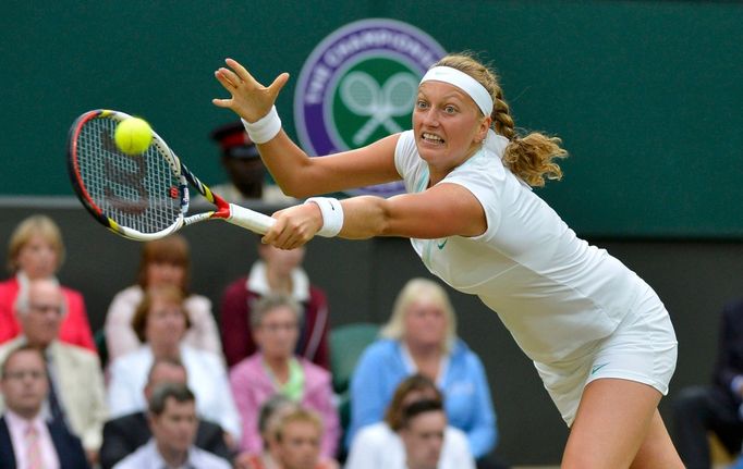 Česká tenistka Petra Kvitová odráží míček na Američanku Serenu Williamsouvou ve čtvrtfinále Wimbledonu 2012.