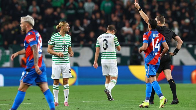 Cebrails Makreckis musel po druhé žluté kartě ze hry už ve 38. minutě.