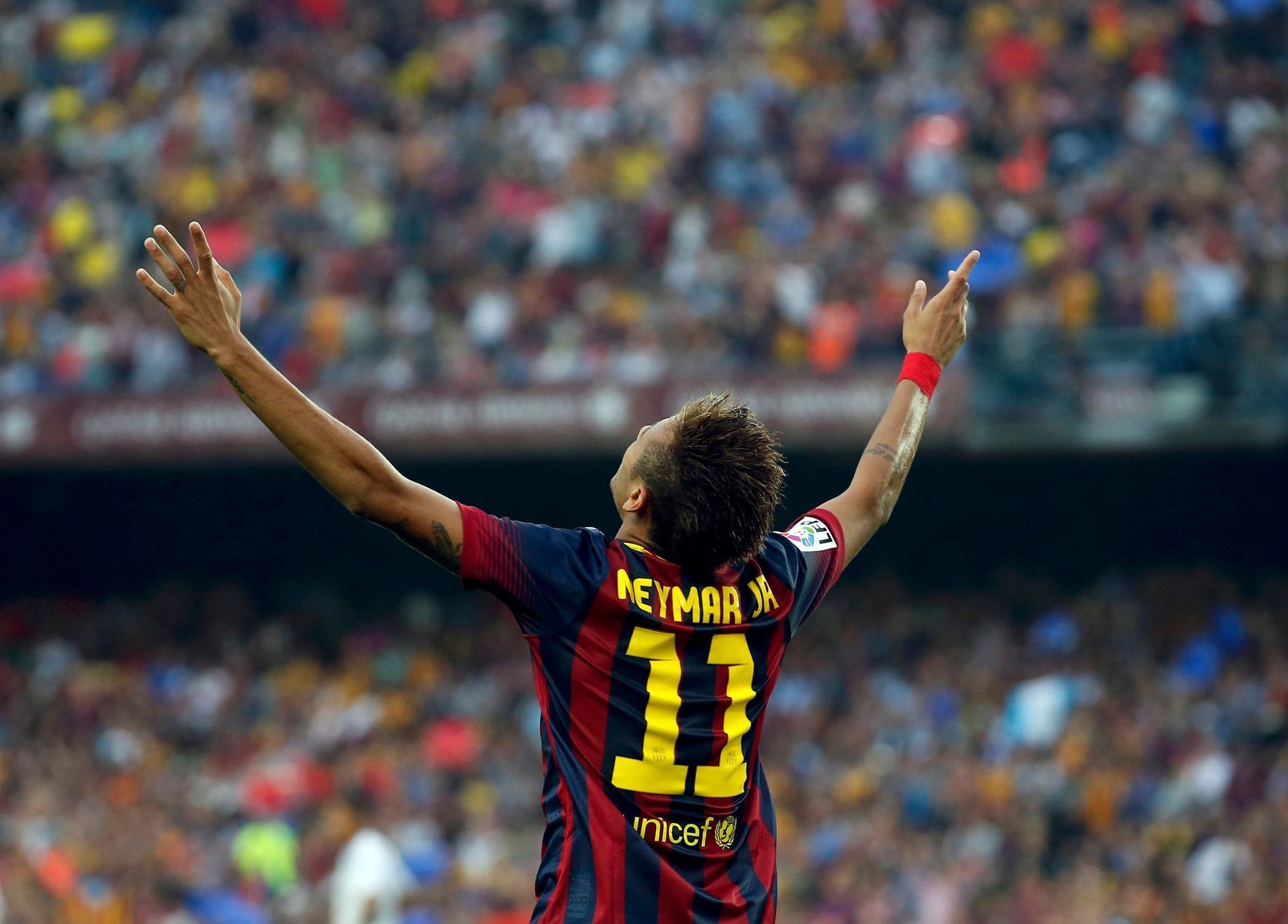 Neymar oslavuje branku do sítě Realu Madrid