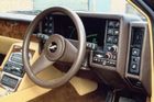 Aston Martin Lagonda ztělesňoval bezbřehý luxus. Britové si dali na tvarování karoserie i interiéru záležet, což s sebou neslo i používání ryze moderních technologií. Některá tlačítka tak už na přelomu 70. a 80. let nahradily dotykové plochy a chybět nemohly ani digitální přístroje. Funkčnost a zpracování ale byly na špatné úrovni.