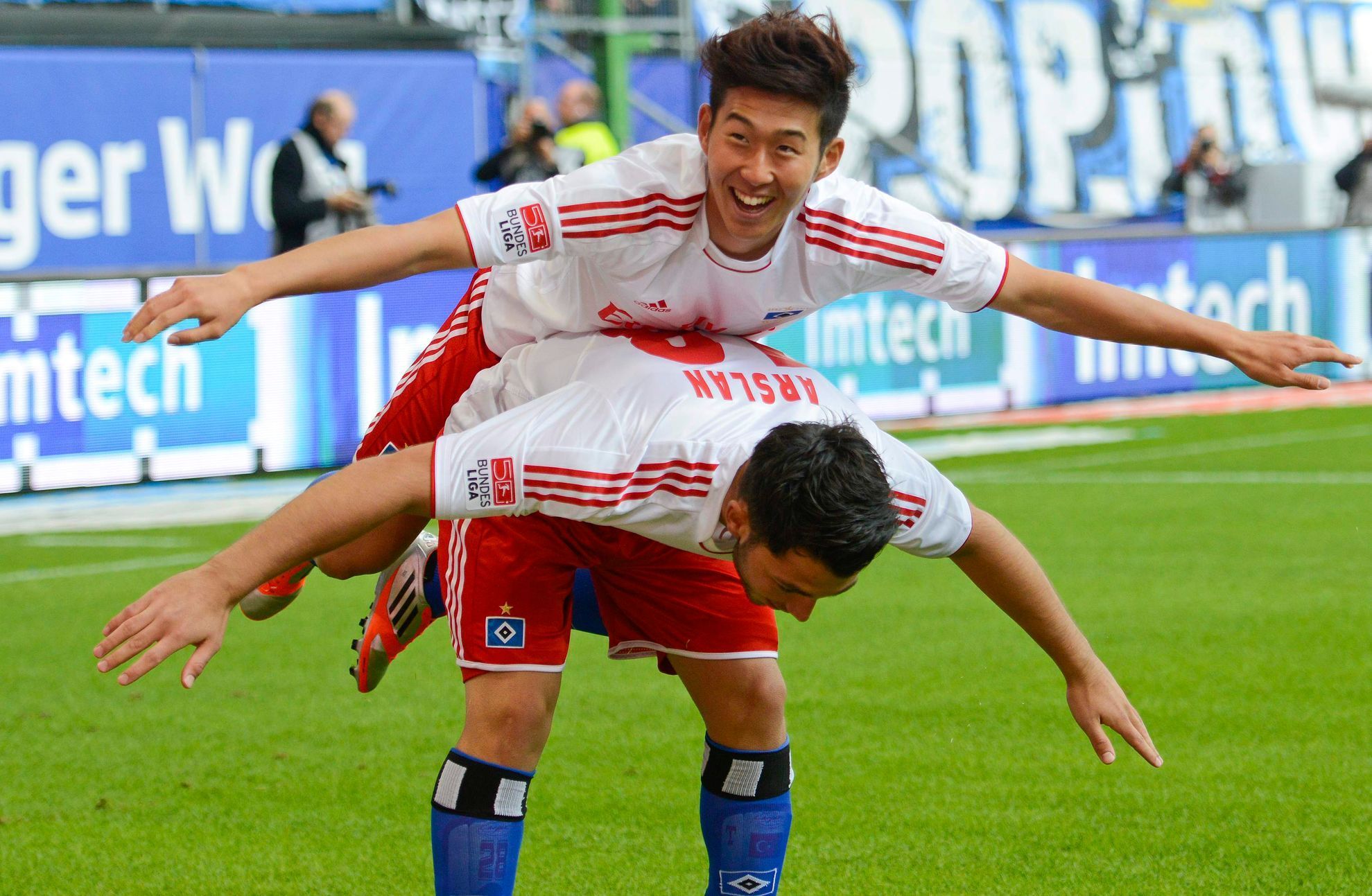 Hráči Hamburku Heung Min Son a Tolgay Arslan oslavují gól do sítě Dortmundu