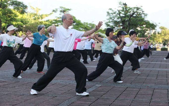 Tuto skupinu, která cvičí Tai-chi vede Tony Čchao-čch´-Hsei (uprostřed). Sám začal cvičit už před čtyřiceti lety u vynikajícího čínského mistra Siung, jehož jméno v překladu znamená Medvěd.