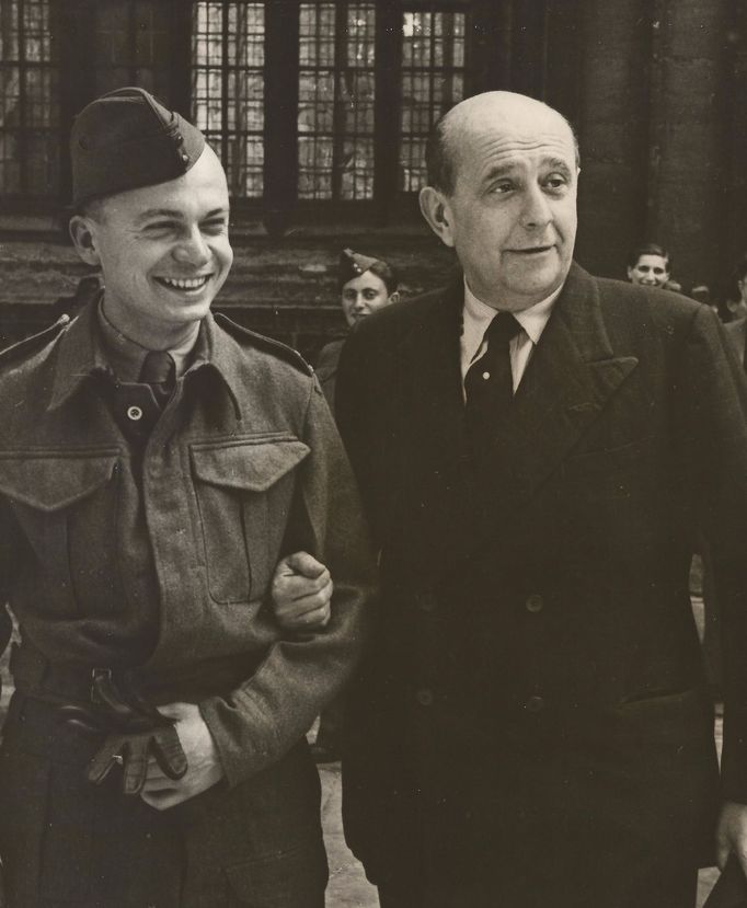 Lékař československé vojenské nemocnice v Londýně Karel Macháček (vlevo) s  ministrem zahraničí exilové vlády Janem Masarykem.
